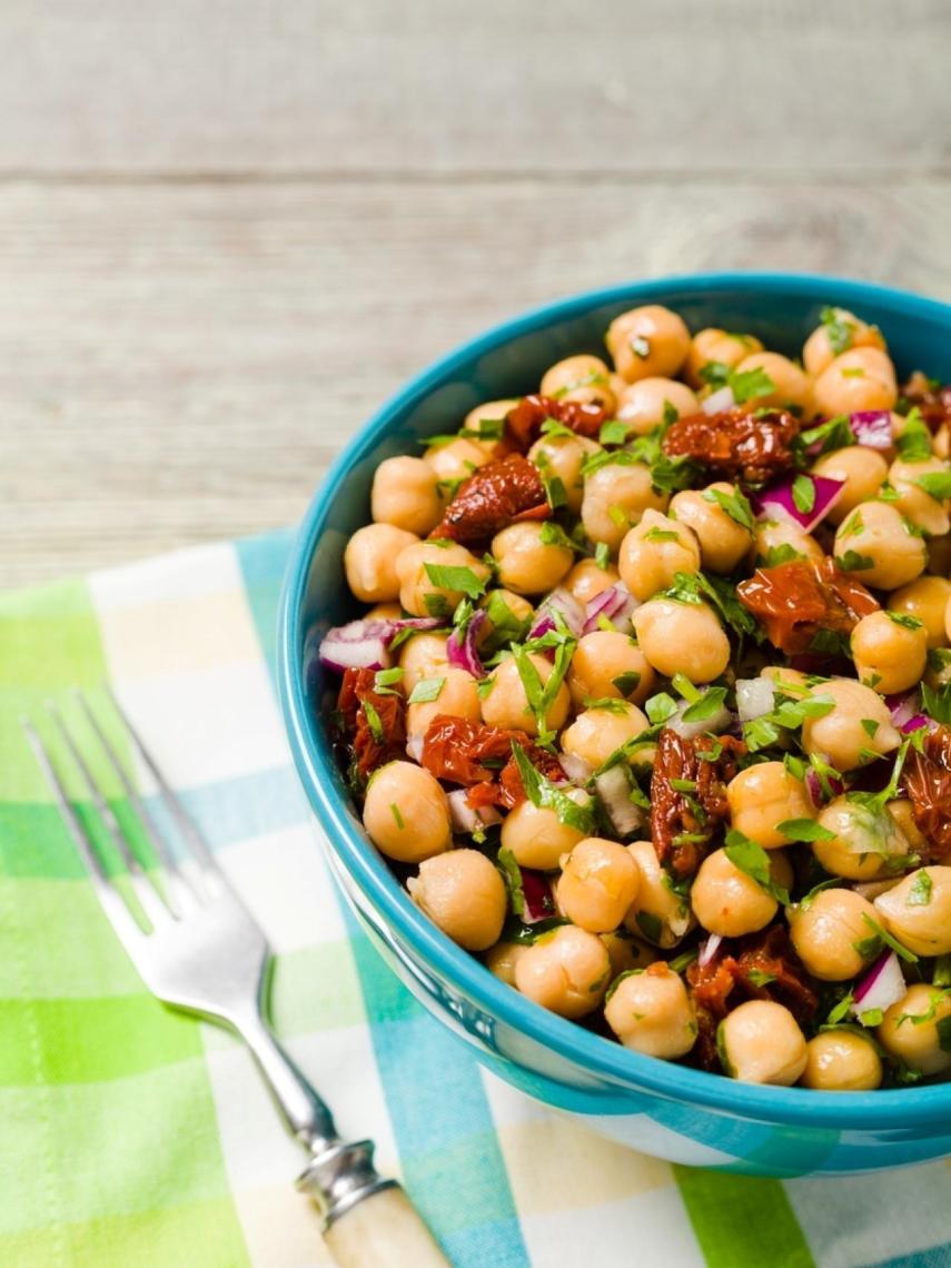 Garbanzos con vinagreta de tomates secos, receta lista en 5 minutos