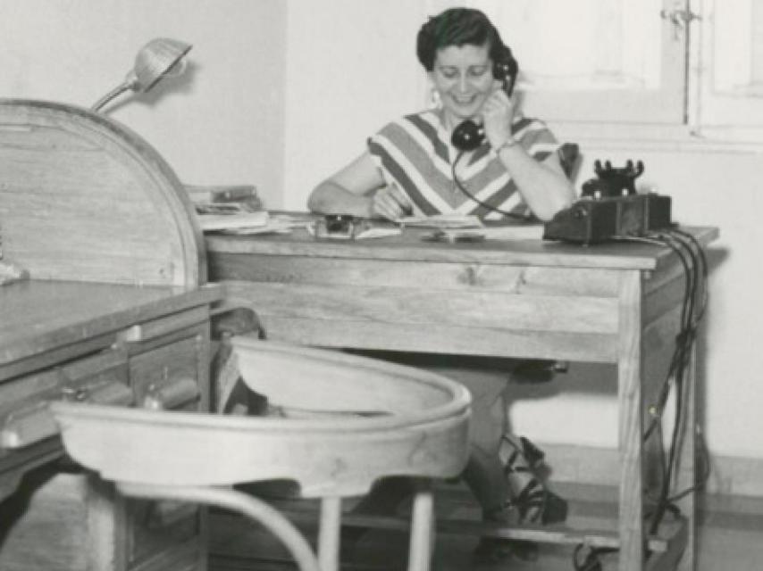 Josefina Carabias trabajando en la redacción de Informaciones.