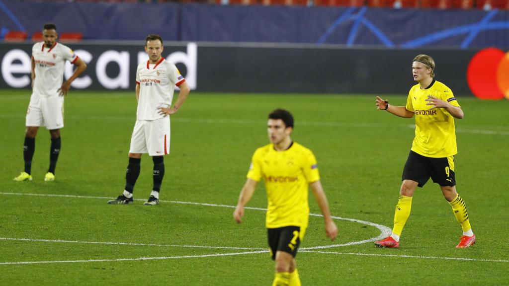 Los jugadores del Sevilla observan a Haaland celebrar su segundo gol