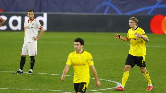 Los jugadores del Sevilla observan a Haaland celebrar su segundo gol
