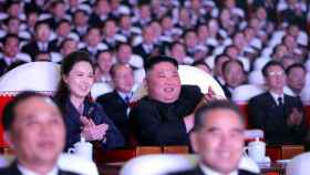 Kim Jong-un, líder de Corea del Norte, junto a su mujer, Ri Sol-ju.
