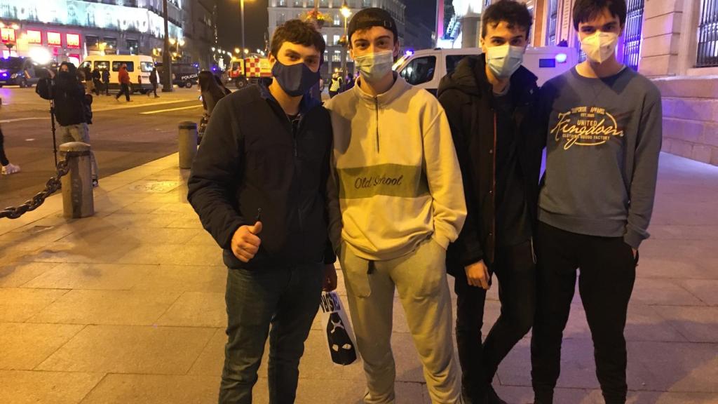 Jóvenes manifestantes en el centro de Madrid, donde se han registrado escenas de vandalismo.