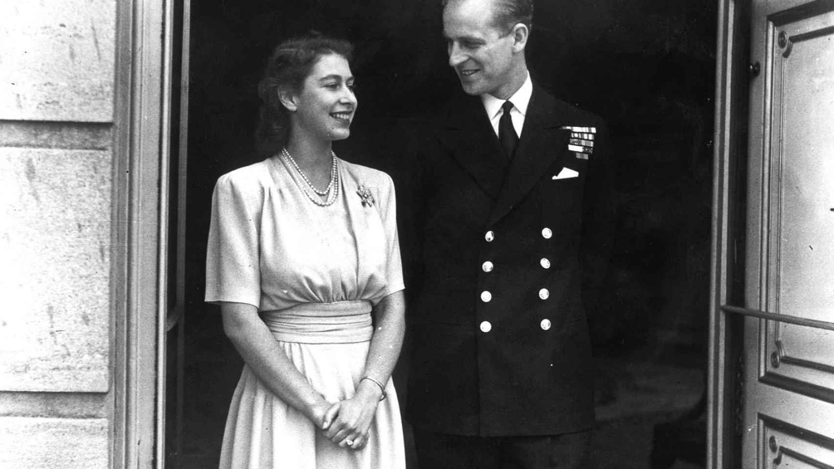 Retrato oficial de los príncipes Felipe e Isabel el día que anunciaron compromiso. Julio de 1947.