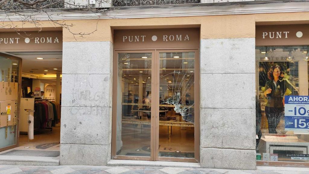 La tienda Punto Roma de la calle Arenal, destrozada tras la manifestación.