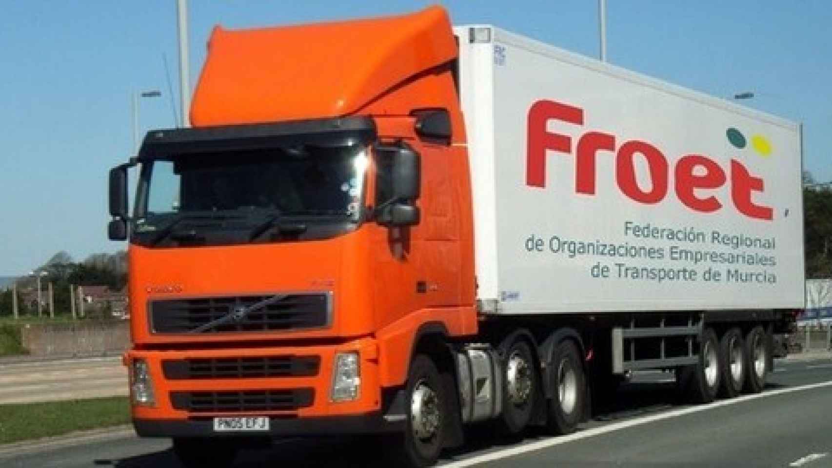 Un camión de la Federación Regional de Organizaciones Empresariales de Transporte de Murcia.