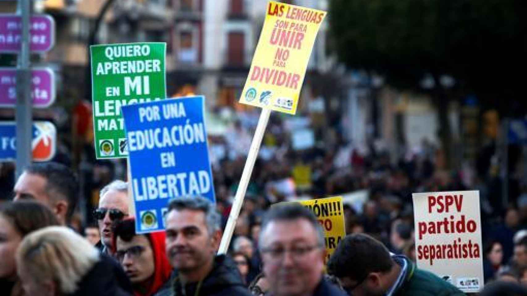 Manifestación en Orihuela de padres y profesores contra el modelo de plurilingüismo del Botánico.