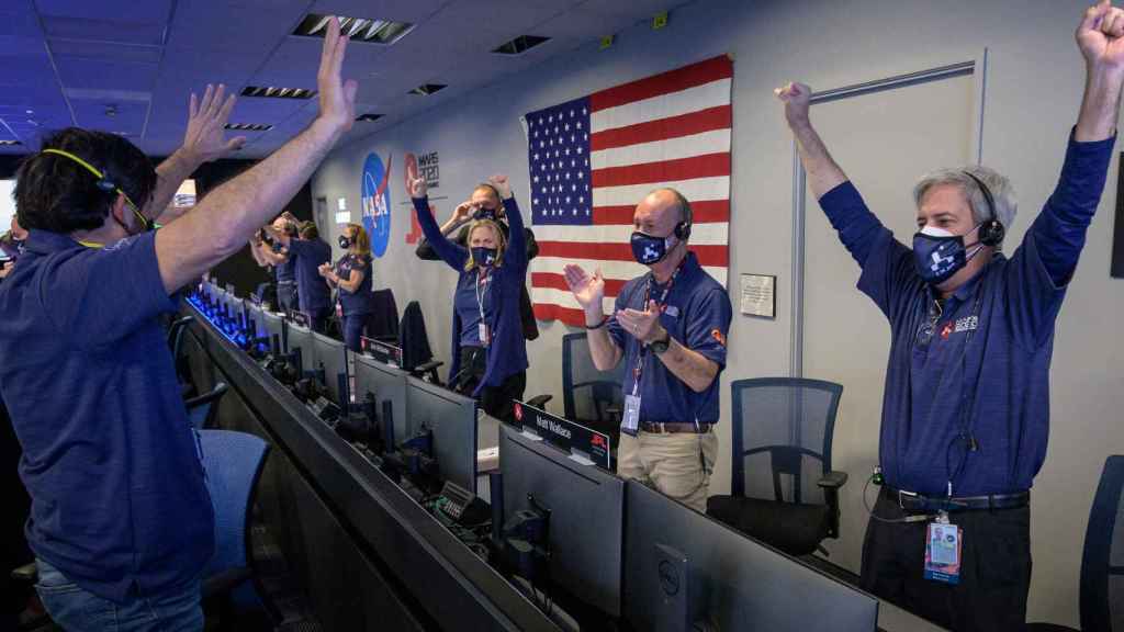 Centro de control de la NASA tras el aterrizaje del Perseverance.