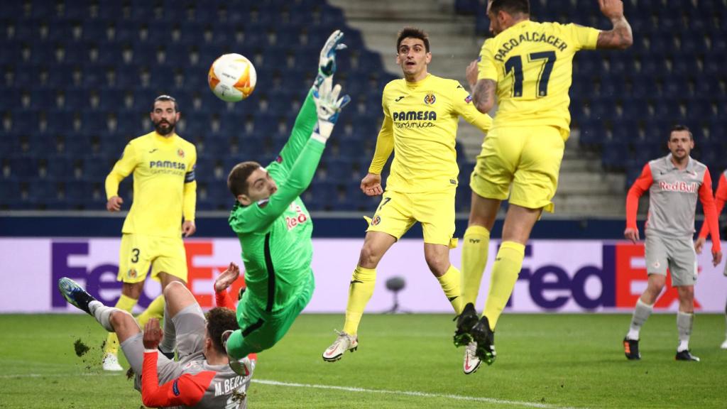 Alcácer anotando un gol de cabeza con el Villarreal