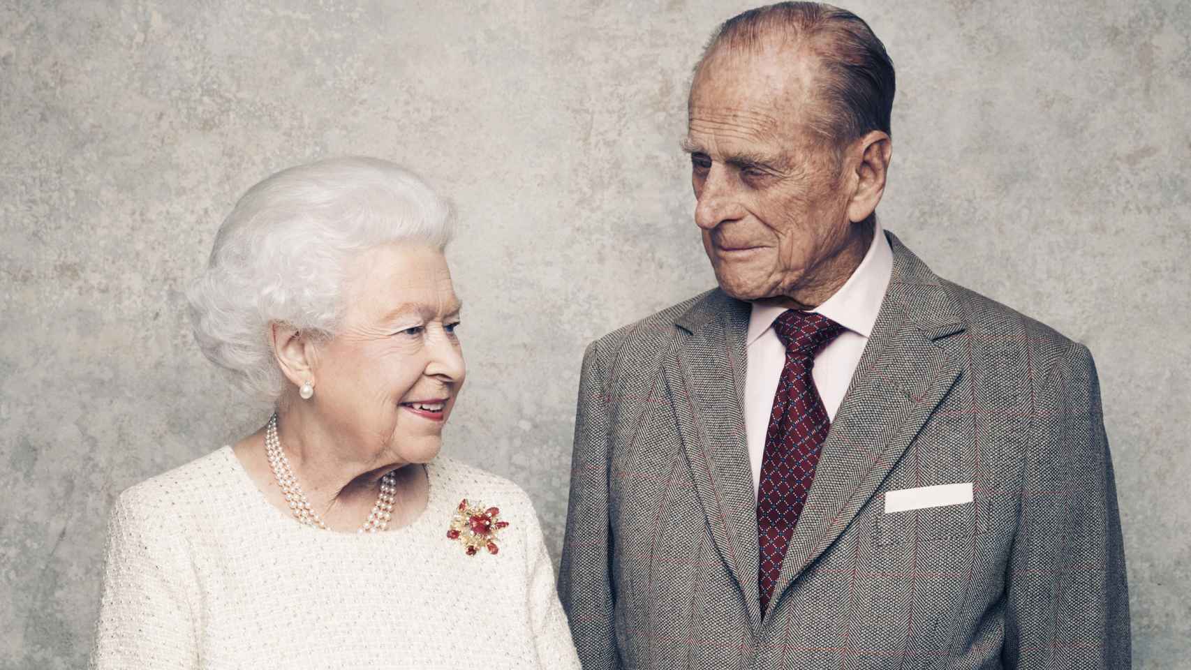 El duque de Edimburgo junto a la reina Isabel II en su 70 aniversario como marido y mujer.