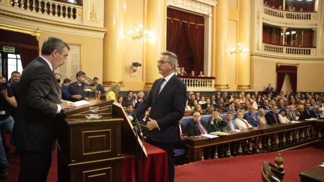 Jesús Martín Rodríguez adquiriendo su condición plena de senadores.