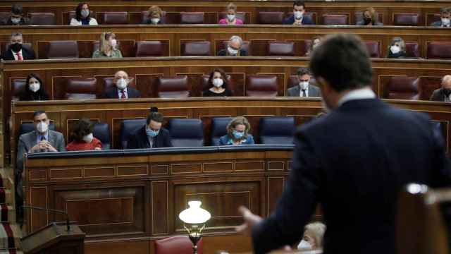 Pablo Casado pregunta a Pedro Sánchez en sesión de control al Gobierno en el Congreso.