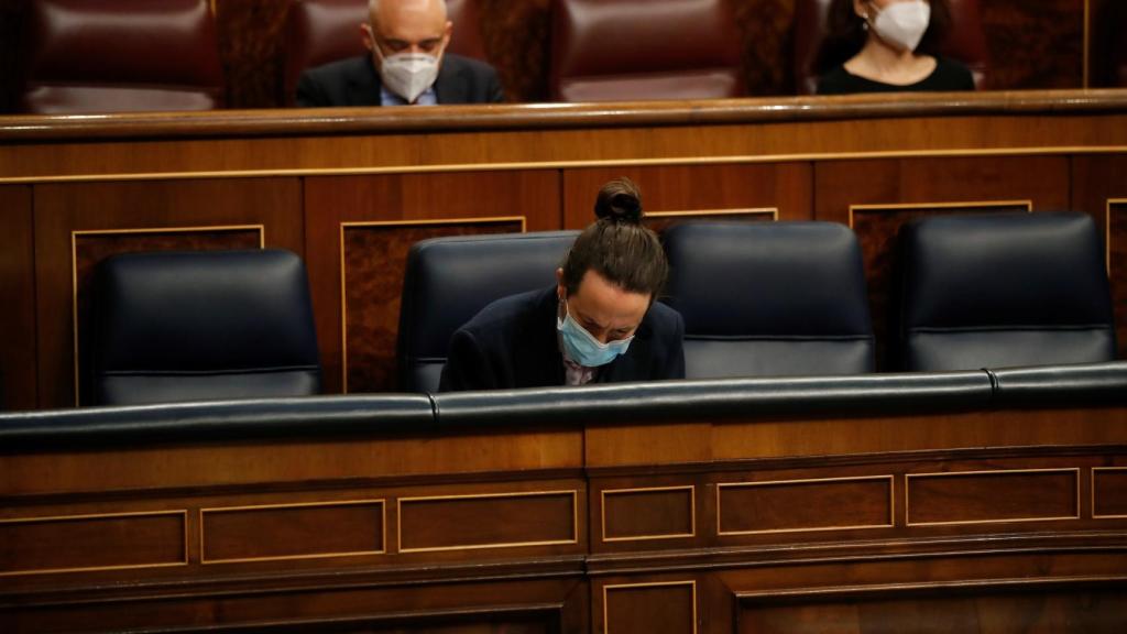 Pablo Iglesias, solo en el Congreso, sentado en el banco azul del Gobierno.