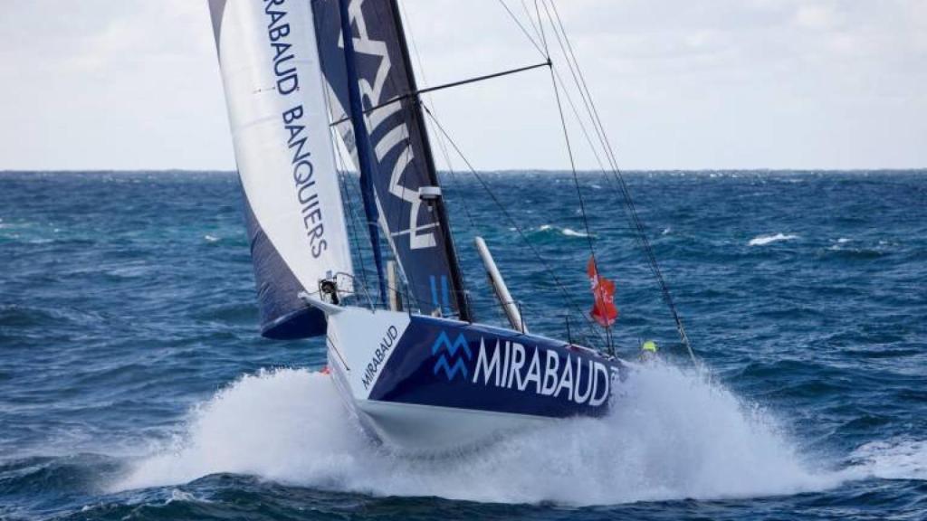 Un velero patrocinado por Mirabaud durante una regata.