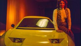 Elizabeth Carmichael junto al coche The Dale.
