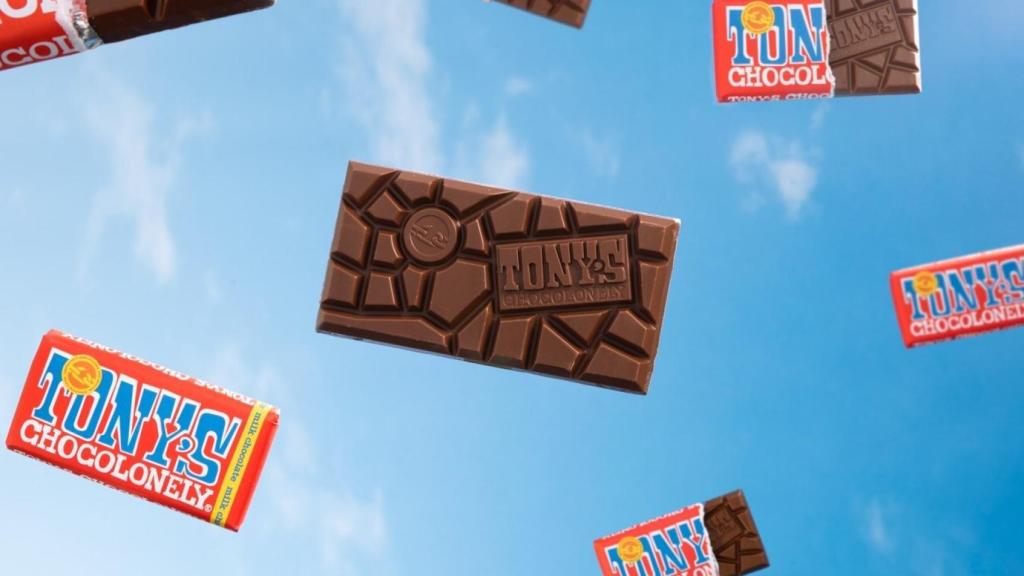 Las onzas de diferente tamaño de sus tabletas son una manera de recordar que las ganancias en la industria del chocolate están divididas injustamente.