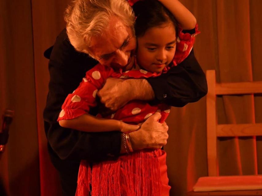 El cantaor Enrique Heredia, que vive en Japón desde hace 50 años, con su nieta.