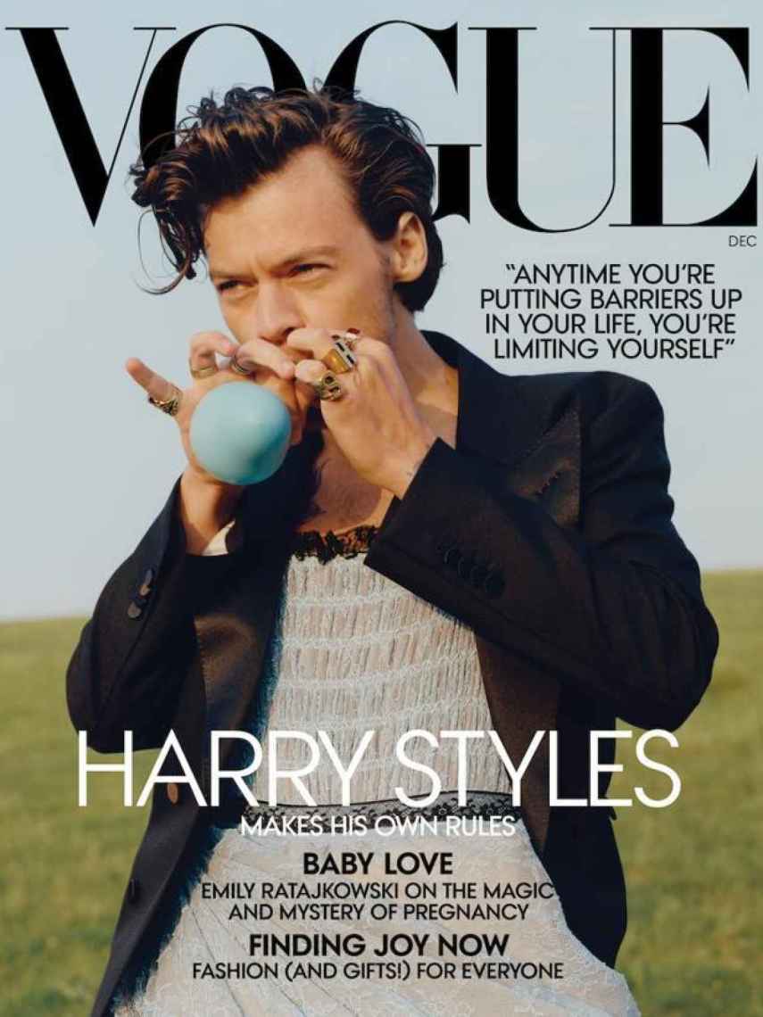 Harry Styles vestido por Harris Reed para 'Vogue'.