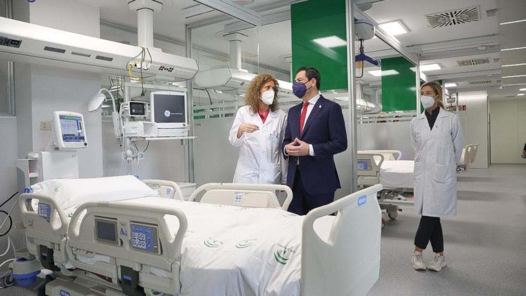 El presidente de la Junta de Andalucía, Juanma Moreno, en el Hospital Militar de Sevilla.