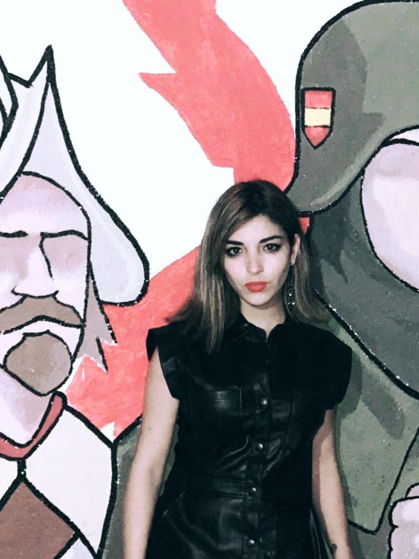 Isabel Medina, frente a un mural de Bastión Frontal.