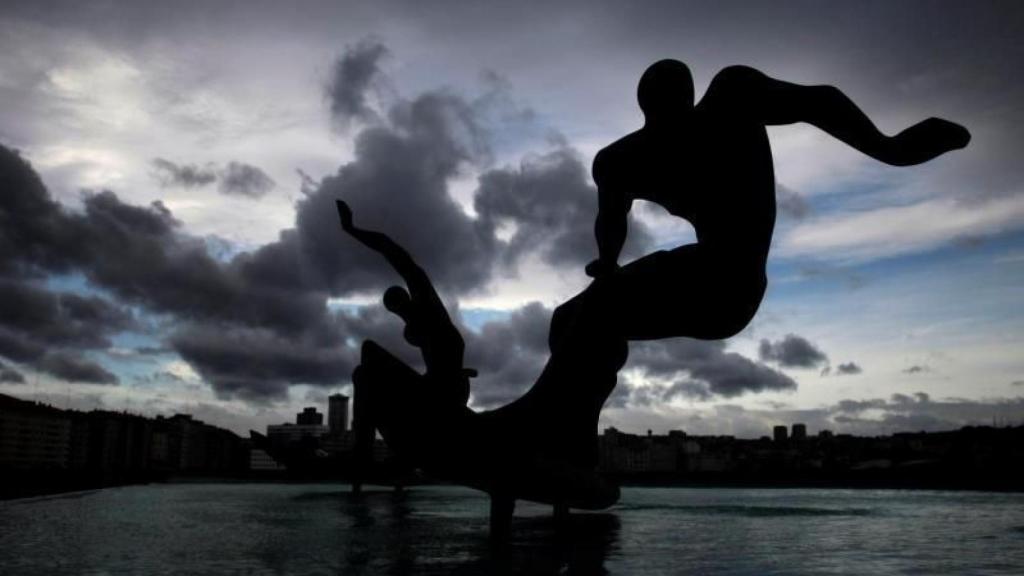 La escultura de los surfistas de A Coruña, este viernes.