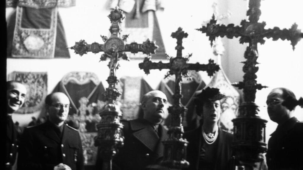 Francisco Franco y Carmen Polo visitando la exposición 'Orfebrería y ropas de culto' en el Museo Arqueológico de Madrid en 1941.