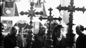 Francisco Franco y Carmen Polo visitando la exposición 'Orfebrería y ropas de culto' en el Museo Arqueológico de Madrid en 1941.
