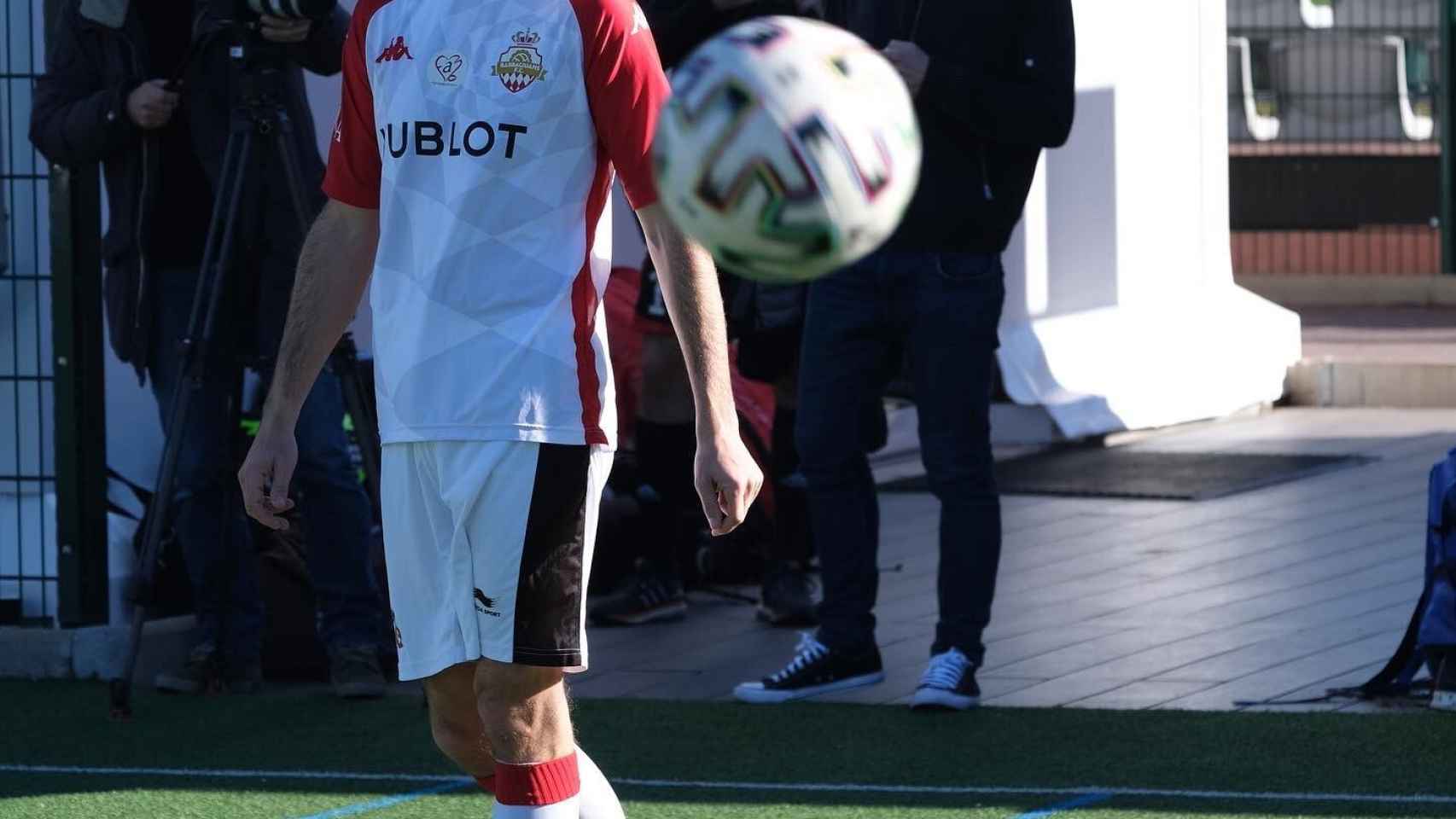 Gregoire Akcelrod jugando al fútbol