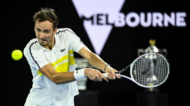 Medvedev ejecuta un golpe en el Open de Australia ante Tsitsipas