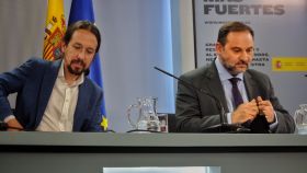 José Luis Ábalos, junto a Pablo Iglesias, en la mesa de la sala de prensa de Moncloa.