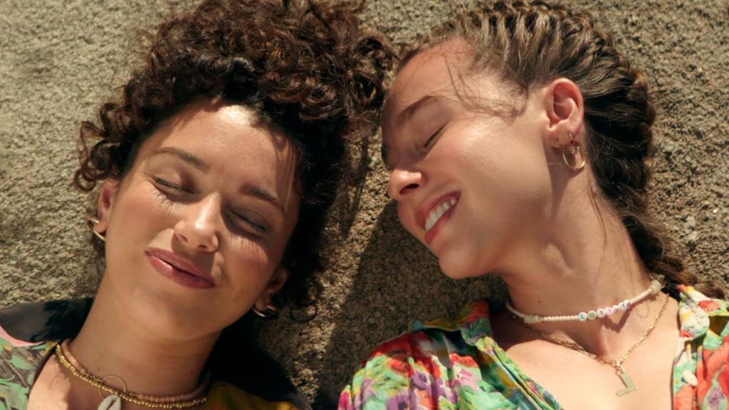 Carol Rovira y Paula Usero en 'Ukelele y guitarra', el final de la tercera temporada de '#Luimelia'.