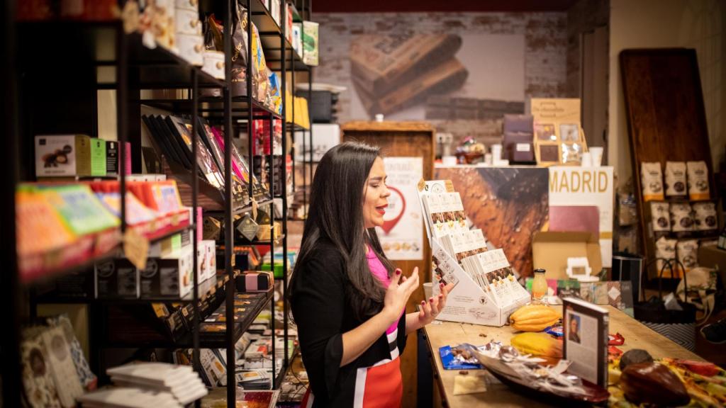 Helen López, periodista gastronómica especializada en chocolate, explicando cada uno de los atributos de las tabletas.