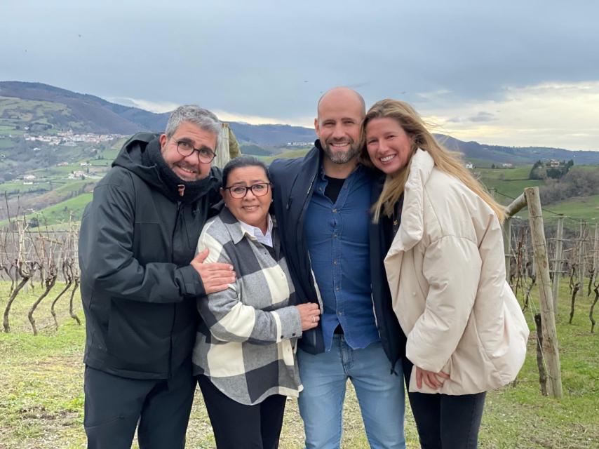 Anne junto a María del Monte, Gonzalo Miró y Florentino en un parón de la grabación del programa.