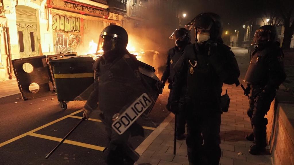 Contenedores quemados en Pamplona.