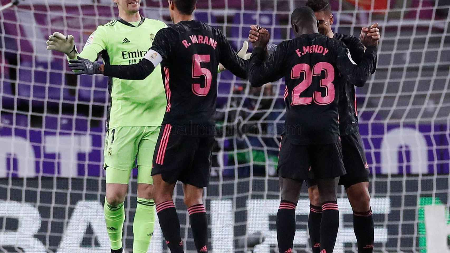 Thibaut Courtois celebra con Raphaël Varane la victoria del Real Madrid ante el Valladolid