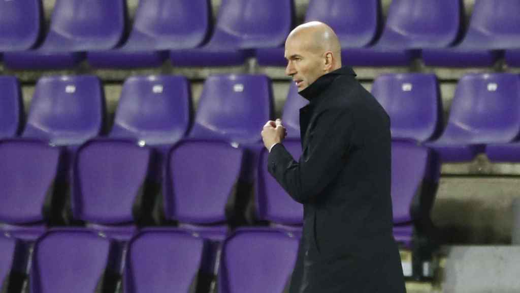 Zidane da órdenes a los jugadores del Real Madrid desde la banda del José Zorrilla