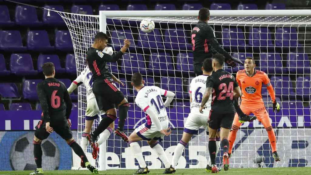 Casemiro supera a la defensa del Real Valladolid y marca gol