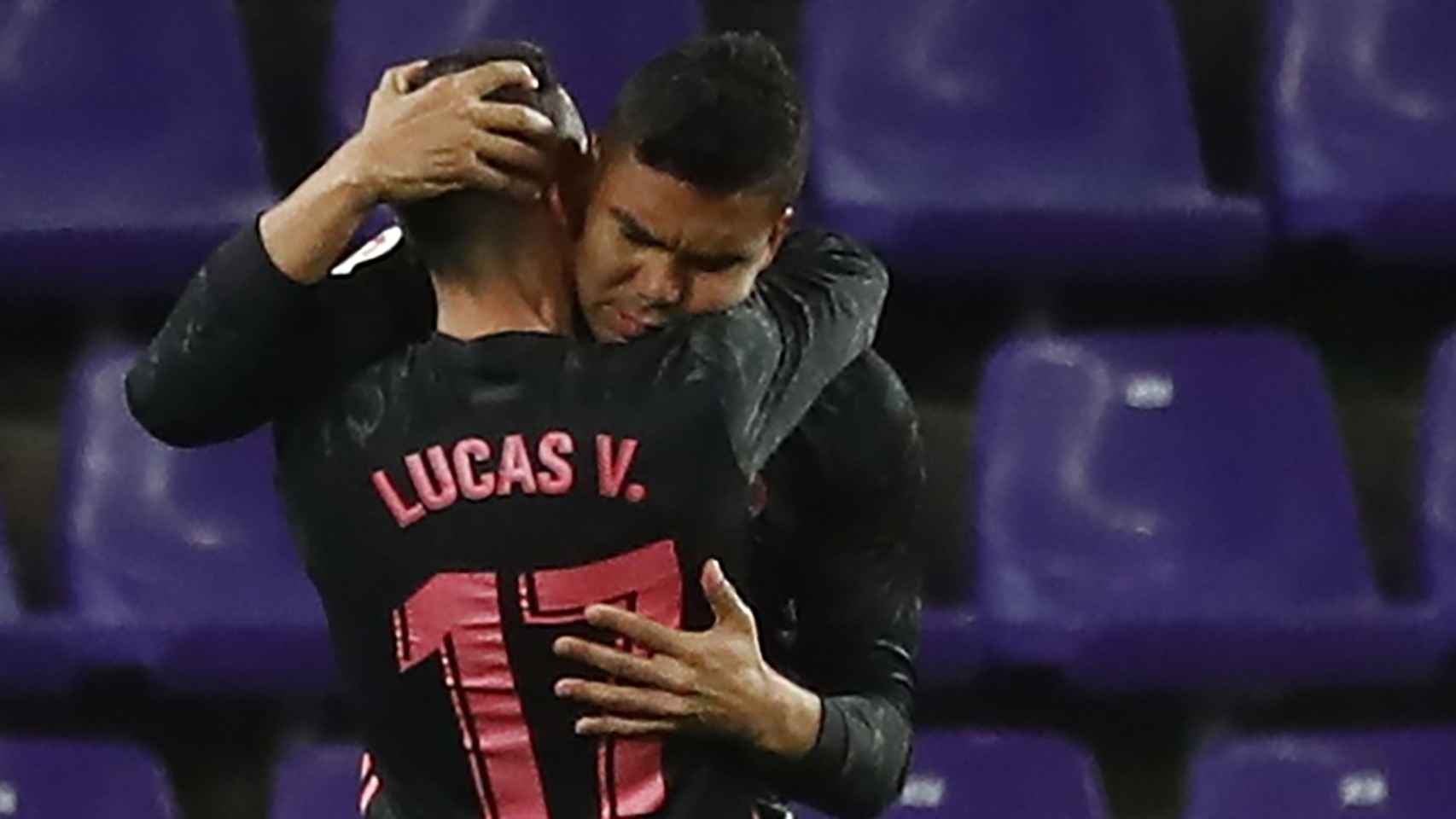 Lucas Vázquez felicita a Casemiro por su gol al Real Valladolid