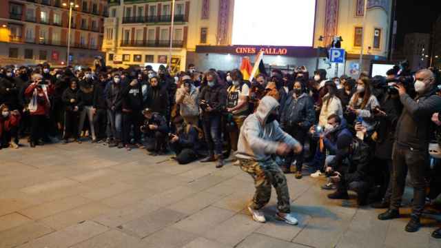 Un manifestante baila en la concentración en apoyo a Hasél en Madrid.