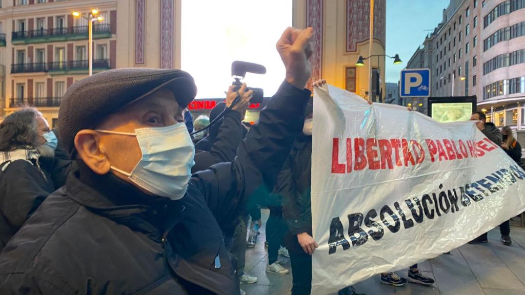 Un hombre mayor, de los pocos, grita por la libertad de Pablo Hasél.