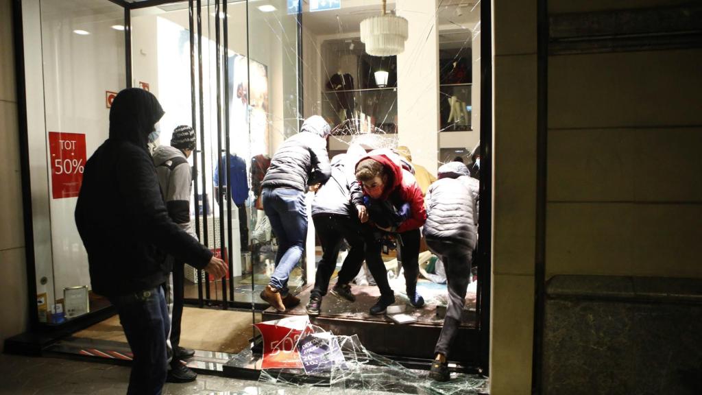 Un grupo de vándalos saquea un comercio en Barcelona durante la manifestación por Pablo Hasél.