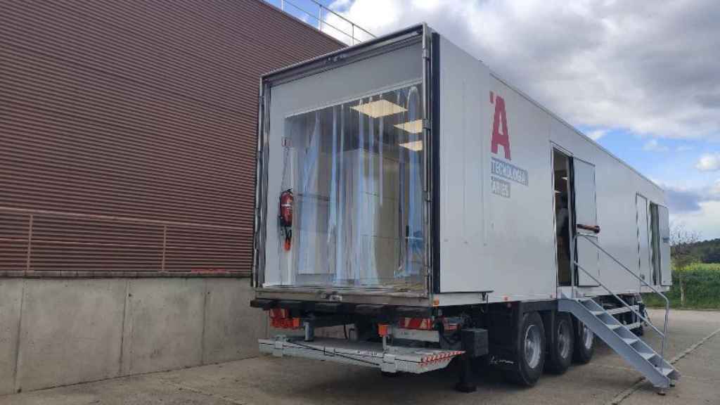 Camión de IRTA para realizar las tomografías en el campo