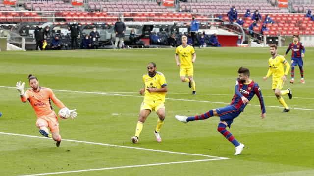 Piqué falla una clara ocasión contra el Cádiz