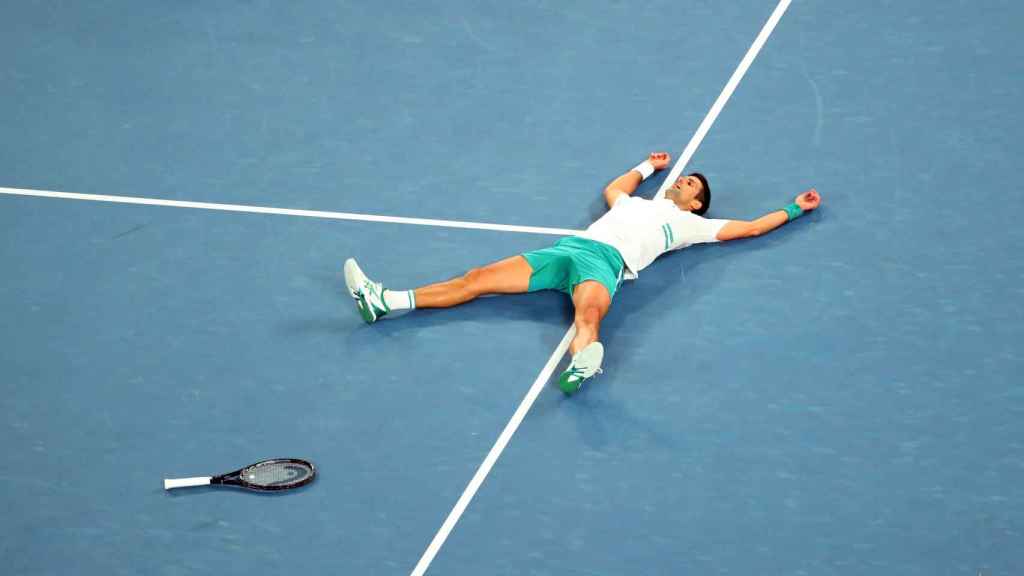 Novak Djokovic celebra su victoria en el Open de Australia 2021