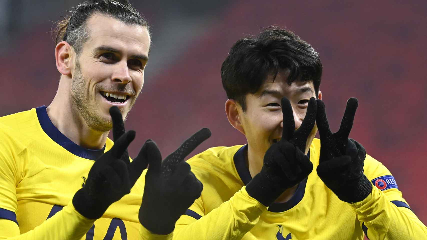 Bale y Son celebran un gol en la Europa League