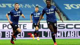 Duvan Zapata celebra su gol frente al Nápoles