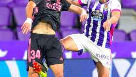 Hugo Duro pelea un balón por alto en el Valladolid - Real Madrid