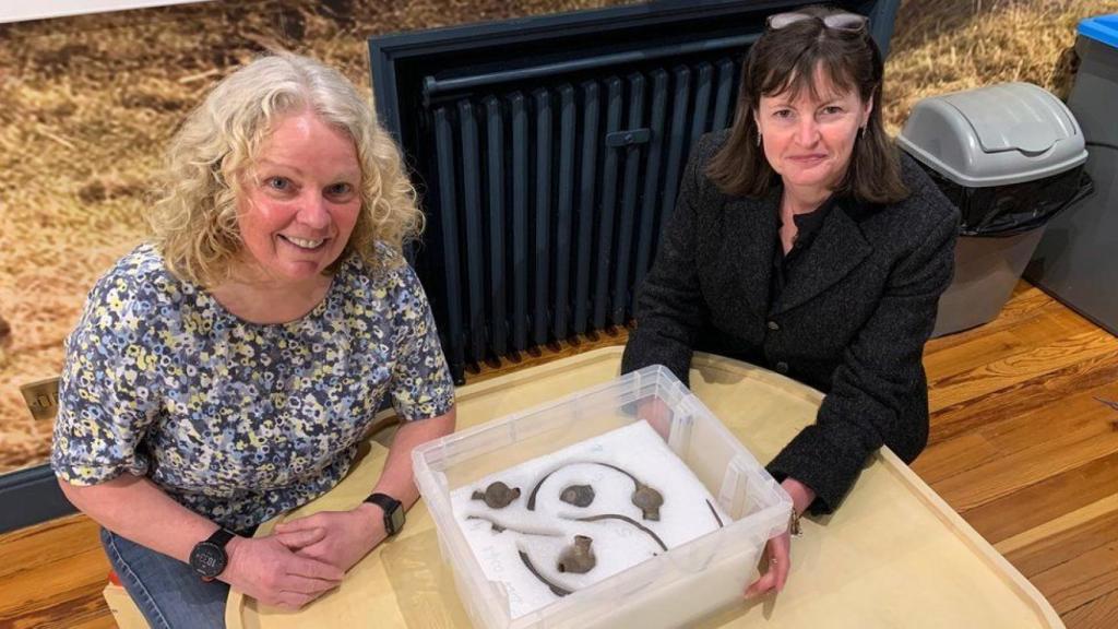 Kath Giles y Allison Felix con el tesoro vikingo.