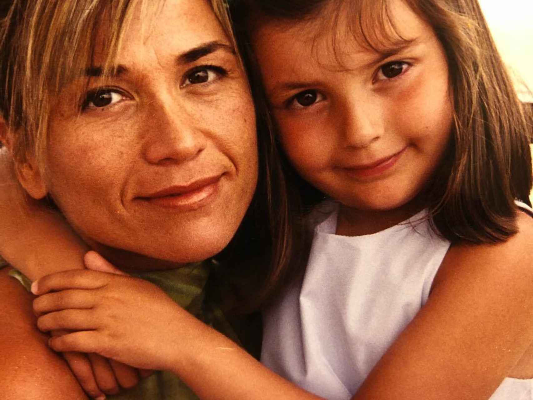 Julia Otero junto a su hija, Candela, en una imagen del año 2001.