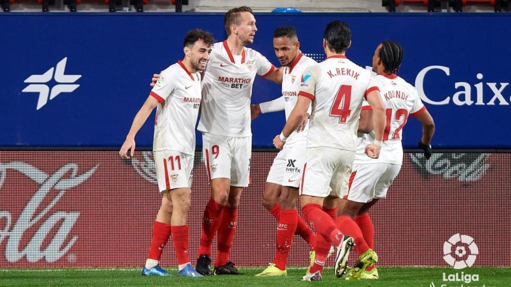 Los jugadores del Sevilla celebran el gol de Luuk de Jong al Sevilla en La Liga