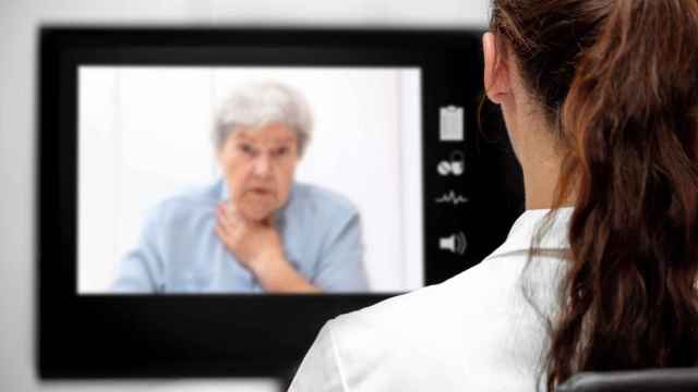 Una paciente con problemas respiratorios es atendida por una doctora por vídeollamada.